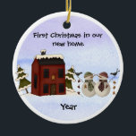 Adorno De Cerámica Primitivo - Primera Navidad en nuestro nuevo hogar<br><div class="desc">Este ornamento de estilo primitivo seguramente será uno de tus favoritos. Encima de una casa colonial de salazón roja dice "Primera Navidad en nuestro Nuevo Hogar" y tiene una pareja de hombres de nieve destacando delante. Debajo de ellos tiene el año. En la parte trasera hay otra pareja de nieve...</div>