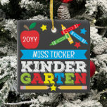 Adorno De Cerámica Profesora de guardería Keepsake Chalkboard Colorfu<br><div class="desc">El diseño de adorno de profesores de guardería incluye una manzana, un gobernante, lápices de colores y una tipografía divertida y audaz. Haga clic en el botón personalizar para obtener más opciones para modificar el texto. En nuestra tienda, zazzle.com/store/doodlelulu, podrá encontrar variantes de este diseño, colores adicionales y productos de...</div>