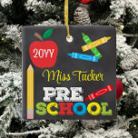 Adorno De Cerámica Profesora de preescolar Keepsake Chalkboard Colorf<br><div class="desc">El diseño ornamento de profesores pre-K presenta una manzana, un gobernante, lápices de colores y tipografía divertida audaz y colorida. Haga clic en el botón personalizar para obtener más opciones para modificar el texto. En nuestra tienda, zazzle.com/store/doodlelulu, podrá encontrar variantes de este diseño, colores adicionales y productos de coordinación. Contáctenos...</div>