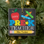Adorno De Cerámica Profesora preescolar Keepsake Bright Chalkboard<br><div class="desc">El diseño de ornamento para profesores pre-K incluye una manzana, lápices, un lápiz y una tipografía atrevida y colorida divertida! Haga clic en el botón personalizar para obtener más opciones para modificar el texto. En nuestra tienda, zazzle.com/store/doodlelulu, podrá encontrar variantes de este diseño, colores adicionales y productos de coordinación. Contáctenos...</div>