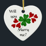 Adorno De Cerámica Propuesta de matrimonio Shamrock<br><div class="desc">Una propuesta de matrimonio de bonito adorno al corazón para el Día de San Patricio,  o cualquier día con un trébol verde de cuatro hojas y corazones rojos en él.</div>