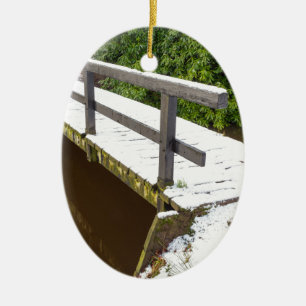 Adorno De Cerámica Puente de madera cubierto con nieve en invierno