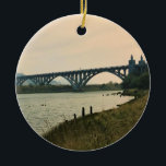 Adorno De Cerámica Puente Patterson, Gold Beach, Oregon<br><div class="desc">Una hermosa vista del puente Patterson mientras se camina por el sendero Rogue River Trail en Gold Beach, Oregon. Este puente se terminó en 1932 y se dedicó a la memoria del Gobernador de Oregón Isaac Lee Patterson. Es un puente de arco de hormigón que atraviesa el río Rogue, por...</div>