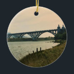 Adorno De Cerámica Puente Patterson, Gold Beach, Oregon<br><div class="desc">Una hermosa vista del puente Patterson mientras se camina por el sendero Rogue River Trail en Gold Beach, Oregon. Este puente se terminó en 1932 y se dedicó a la memoria del Gobernador de Oregón Isaac Lee Patterson. Es un puente de arco de hormigón que atraviesa el río Rogue, por...</div>