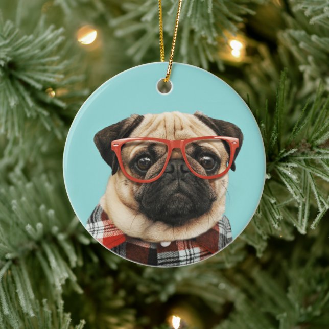 Adorno De Cerámica Pug de la camiseta cubierta (Árbol)
