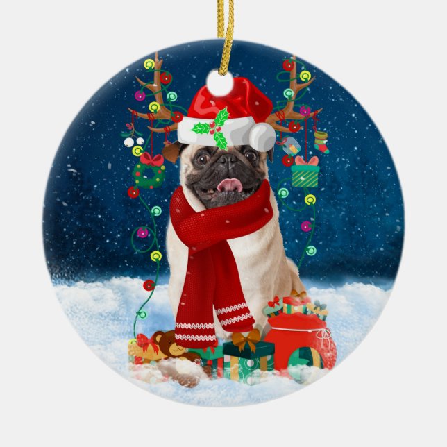 Adorno De Cerámica Pug Dog en nieve con regalos de Navidades  (Frente)