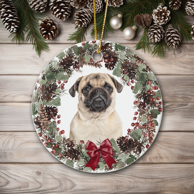 Adorno De Cerámica Pug Dog Red Bow Pinecone Wreath Personalizado (Subido por el creador)