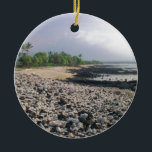 Adorno De Cerámica Punalu'u Black Sand Beach Hawaii Big Island<br><div class="desc">Las fotos de viajes de la Gran Isla de Hawái hacen hermosos regalos de keepsake. ⭐ PERSONALIZAR esta plantilla con su obra de arte. ⭐ EDITAR más para realizar más cambios. ⭐ TRANSFERIR este diseño a cualquier producto. Visita todas mis tiendas en bit.ly/SandyspiderStores (cortar y pegar).</div>