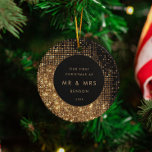 Adorno De Cerámica Purpurina de oro falso y Navidades recién casados<br><div class="desc">Nuestra primera Navidad como Sr. y Sra.,  nuevo ornamento de fotos de hito. Una tipografía minimalista y un impresionante diseño purpurina dorado,  perfecto para un elegante y moderno adorno navideño.</div>