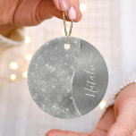 Adorno De Cerámica Purpurina de plata Glam Bling Metálico personaliza<br><div class="desc">Personaliza fácilmente este adorno con motivos de purpurina metalizado y glamoroso de color plateado con tu propio nombre personalizado.</div>