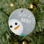 Adorno De Cerámica Que Nieva Snowman<br><div class="desc">Una de las primeras piezas de arte digital que creé fue este muñeco de nieve. Se sometió a un ajuste antes de estar listo para su estreno. El muñeco de nieve se sienta sobre un fondo gris con copos de nieve blancos. Este adorable adorno de muñecos de nieve traerá un...</div>