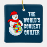Adorno De Cerámica Quilter más frío<br><div class="desc">El texto más fresco del mundo sobre edredones con un muñeco de nieve sosteniendo un edredón es un diseño humorístico para los edredones en cumpleaños y vacaciones.</div>