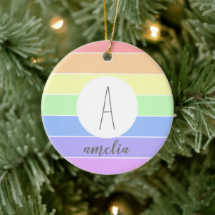 Adorno De Cerámica Rayas de color arcoiris monogramadas