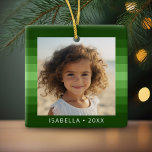 Adorno De Cerámica Rayas retro - Navidades verdes - Foto simple<br><div class="desc">Sombras de patrón de rayas verdes con un área de texto simple para un nombre y una fecha. Agregue su selfie o instantánea de familia favorita. Usa una foto cuadrada para crear este único y personal adorno de vacaciones. El fondo incluye un patrón de rayas retro con una actualización limpia...</div>