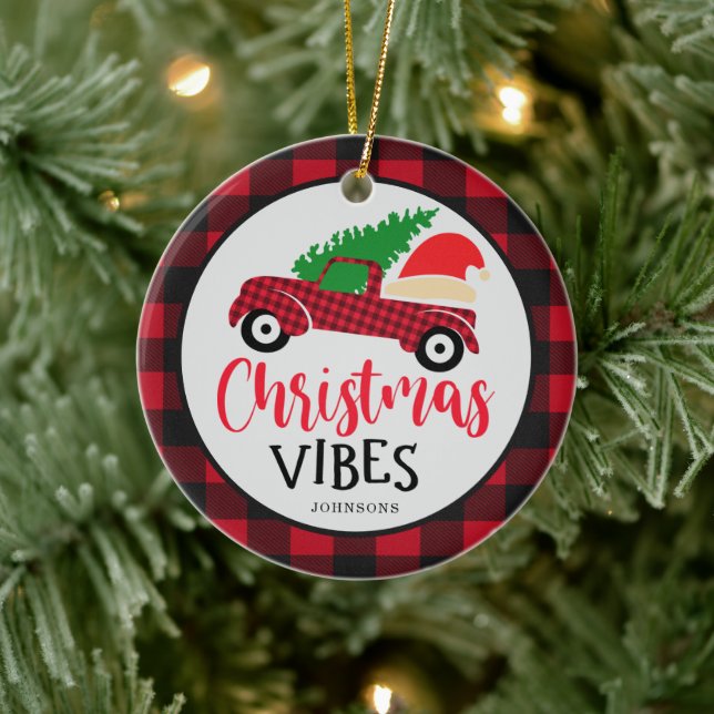 Adorno De Cerámica Red Buffalo Truck Santa Hat Navidades Vibes (Árbol)