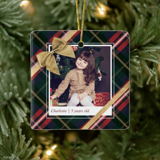 Adorno De Cerámica Red Plaid Gift Wrapped & Gold Bow Present Photo (Árbol)