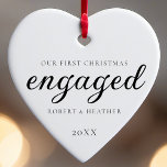 Adorno De Cerámica Regalo De Compromiso Personalizado Para Navidades<br><div class="desc">Celebra tu compromiso con nuestro Compromiso Personalizado de Regalo para Navidades. Este diseño elegante, minimalista y limpio en blanco y negro clásico es la adición perfecta a los adornos de los árboles de Navidad, capturando la esencia de un Navidad simple y minimalista. Personalizado con sus nombres y la fecha de...</div>