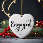 Adorno De Cerámica Regalo De Compromiso Personalizado Para Navidades<br><div class="desc">Celebra una ocasión trascendental con nuestro Compromiso Personalizado Regalo para Navidades Ornamento Cerámico, diseñado para capturar la belleza de tu primera Navidad juntos como una pareja comprometida. Este adorno presenta un diseño elegante y minimalista en blanco y negro clásico, perfecto para quienes aprecian una estética limpia y sencilla. Ya sea...</div>