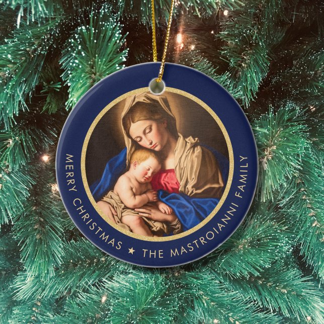 Adorno De Cerámica Regalo de Navidades religiosos y católicos infanti (Catholic Christmas ornament with Madonna and Child in midnight blue and gold with family name)