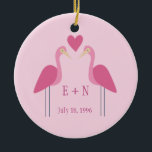 Adorno De Cerámica Regalo del aniversario del bonito Flamingo Cute Bo<br><div class="desc">Celebra tu primer año como pareja recién casada con este adorable adorno conmemorativo de Navidad. Este regalo de color rosa bonito muestra un sencillo dibujo de dos lindos pájaros flamingo a ambos lados de las iniciales de la pareja. Monograma con las iniciales de usted y su esposa para un regalo...</div>