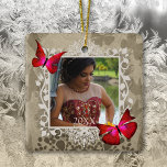 Adorno De Cerámica Regalo Quinceanera Keepsake, foto de mariposas roj<br><div class="desc">Las mariposas rojas Quinceanera keepsake es un hermoso adorno navideño personalizado/personalizado. Los ornamentos fotográficos son versátiles para los colores rojo rubí o borgoña. Las mariposas se pueden cambiar fácilmente de tamaño y reposicionarse en un regalo conmemorativo. Un regalo versátil para Navidades o 15 años.</div>