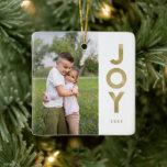Adorno De Cerámica Relieve metalizado dorado Mira Navidades JOY Foto<br><div class="desc">Añade un toque de elegancia a tu árbol de Navidad con este sencillo y moderno ornamento de fotos de vacaciones, que incluye una falsa lectura de Relieve metalizado dorado, "JOY". La foto y el diseño están en la parte delantera y trasera del adorno. *Obra de arte creada exclusivamente por Orabella...</div>
