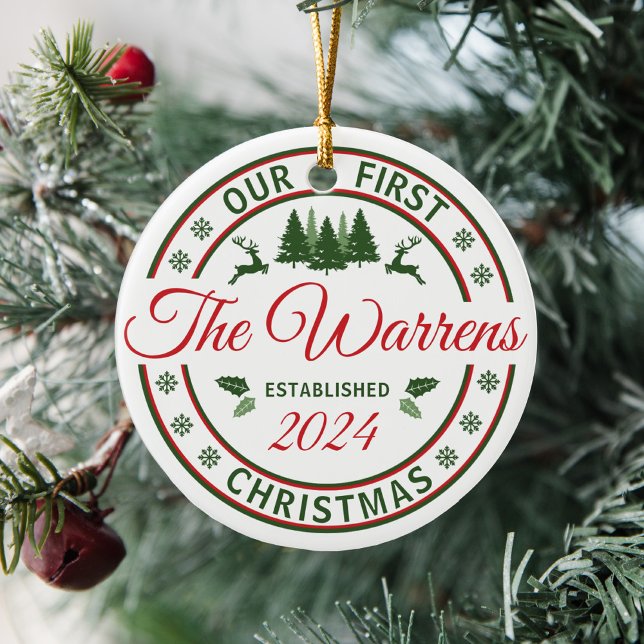 Adorno De Cerámica Retro Nuestro primer nombre de matrimonio para Bod (Personalized married last name Our First Christmas as Mr & Mrs red and green retro holiday ornament)