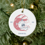 Adorno De Cerámica Retro Surfer Boy Beach Vibes Nombre y Año Ola Gran<br><div class="desc">Decora tu árbol de Navidad con este adorno genial que representa el surf de los niños. Añade fácilmente el nombre y el año deseados haciendo clic en la opción "personalizar esta plantilla".</div>