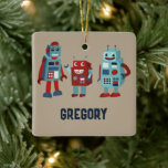 Adorno De Cerámica Robots personalizados retro en foto de ciencia fic<br><div class="desc">El frente de este adorno navideño incluye ilustraciones de tres lindos robots de estilo retro en tonos rojos y azules contra un fondo bronceado,  así como tu nombre u otro texto personalizado. El lado inverso está listo para ser personalizado con tu propia foto.</div>
