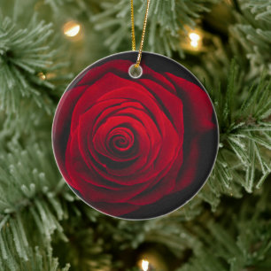 Adorno De Cerámica Rojo rosa sobre el efecto vintage de fondo negro