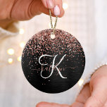 Adorno De Cerámica Rosa personalizado Purpurina de oro Monograma de e<br><div class="desc">Personaliza fácilmente este elegante diseño de ornamento con rosa de bonito purpurina brillante dorado sobre fondo metálico negro cepillado.</div>