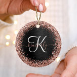 Adorno De Cerámica Rosa personalizado Purpurina de oro Monograma de e<br><div class="desc">Personaliza fácilmente este elegante diseño de adorno de cerámica con un purpurina brillante de oro rosa bonito sobre un fondo metálico negro cepillado.</div>