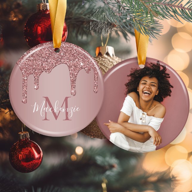 Adorno De Cerámica Rosa Purpurina de goteo de oro Monograma Foto (Rose Gold Dripping Glitter Monogram Photo Ceramic Ornament)