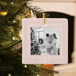 Adorno De Cerámica Rosa y blanco moderno | Foto familiar | Inicial<br><div class="desc">esta moderna foto familiar en rosa y blanco exuda una sensación de unión,  amor y estilo contemporáneo. Capta un momento de alegría y unidad,  mostrando la belleza de la familia y su conexión armoniosa.</div>