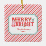 Adorno De Cerámica Rosa y Rojo | Merry y Bright<br><div class="desc">Este adorno navideño presenta un alegre diseño con un texto que dice "Feliz y Brillante". Puedes personalizar tu nombre y año en la parte inferior. En la parte posterior hay otro patrón de rayas diagonales rosadas y rojas coordinadas.</div>
