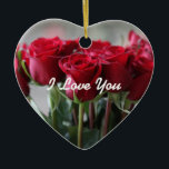 Adorno De Cerámica Rosas rojas románticas personalizadas<br><div class="desc">Nada dice amor más que el regalo de rosas rojas. Aquí hemos recogido un hermoso ramo y los hemos puesto en este adorable ornamento cerámico. Ya sea para vacaciones de El día de San Valentín de amor o para su aniversario este corazón de rosas rojas diseñado es perfecto para los...</div>