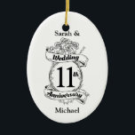 Adorno De Cerámica Rosas románticos 11º aniversario del boda<br><div class="desc">Un diseño para ayudarle a conmemorar el undécimo aniversario del boda. Un ilustracion en blanco y negro de pancartas que leen el 11º aniversario del boda rodeado de rosas. Un diseño romántico para las parejas que celebran esta fecha histórica en su matrimonio.</div>