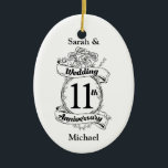 Adorno De Cerámica Rosas románticos 11º aniversario del boda<br><div class="desc">Un diseño para ayudarle a conmemorar el undécimo aniversario del boda. Un ilustracion en blanco y negro de pancartas que leen el 11º aniversario del boda rodeado de rosas. Un diseño romántico para las parejas que celebran esta fecha histórica en su matrimonio.</div>