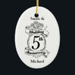 Adorno De Cerámica Rosas y vides románticos 5° aniversario Boda<br><div class="desc">Un placer para celebrar su quinto aniversario boda. El escudo como diseño en blanco y negro,  con rosas y románticas viñas. Una gran manera de celebrar tu quinto año de matrimonio,  tu aniversario de papel.</div>