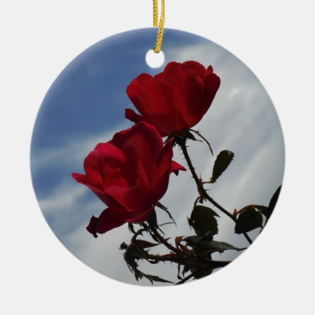 Adorno De Cerámica Roses rojos contra un brillante cielo azul (Frente)
