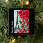 Adorno De Cerámica Roses rojos de la Torre Eiffel personalizada y mod<br><div class="desc">Un bonito y moderno adorno navideño con un diseño de torre Eiffel con muchas rosas rojas. Personaliza el frente con un nombre y el reverso con un año. Si necesita ayuda con la personalización o elementos adicionales con un diseño personalizado, no dude en ponerse en contacto conmigo usando el botón...</div>