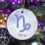 Adorno De Cerámica Rótulo Astrológico Cute Capricorn Púrpura Personal<br><div class="desc">Este ornamento navideño de Capricornio de bonito morado y lavanda presenta su signo astrológico del Zodiac en un brillo hermoso como las constelaciones. Personalizar este lindo regalo con tu nombre en bello guión cursivo para alguien con un cumpleaños de finales de diciembre o principios de enero.</div>