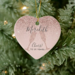 Adorno De Cerámica Rubor Pink Rose Gold 21st Birthday Holiday Heart<br><div class="desc">Nuestro exclusivo regalo de vacaciones de cumpleaños 21 tiene un fondo sombrío de color rosa y rosa rosa con copas de champán de oro listas para brindar por el honor de cumpleaños, cuyo nombre está escrito en el adorno en forma de corazón en una elegante tipografía de escritura. Todo el...</div>