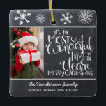 Adorno De Cerámica Rustic Chalkboard Snowflake Feliz Navidad<br><div class="desc">Hermosa tipografía basada en adorno de vacaciones. "Es la época más maravillosa del año" aparece en una tipografía con letras blancas en un fondo de pizarra gris carbón,  acentuado con copos de nieve blancos,  con una foto familiar.</div>