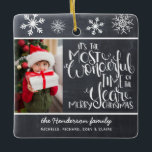 Adorno De Cerámica Rustic Chalkboard Snowflake Feliz Navidad<br><div class="desc">Hermosa tipografía basada en adorno de vacaciones. "Es la época más maravillosa del año" aparece en una tipografía con letras blancas en un fondo de pizarra gris carbón,  acentuado con copos de nieve blancos,  con una foto familiar.</div>