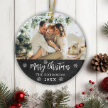 Adorno De Cerámica Rustic Chalkboard Snowflake Foto Feliz Navidad<br><div class="desc">Rústico Cartel de "Feliz Navidad",  Ornamento De Fotografía Familiar De Snowflakes Hand. Presenta una foto familiar,  un texto de Feliz Navidad escrito a mano en caligrafía,  copos de nieve y año en pizarra negra o fondo de color. Fácil de personalizar.</div>