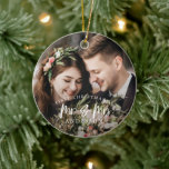 Adorno De Cerámica Rustic First Christmas As Mr and Mrs Photo<br><div class="desc">Ornamento navideño rústico para una pareja recién casada. El texto de la tipografía dice "nuestra primera Navidad como Sr. y la señora". Personalizar este producto agregando la imagen de su boda y el nombre de su familia.</div>