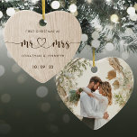 Adorno De Cerámica Rustic Mr. y Mrs. Boda Photo<br><div class="desc">Abrace el encanto rústico: Celebre su día especial con este ornamento de cerámica fotográfica rustica de Madera Faux Mr. y Sra. Boda. Diseñado para imitar el encanto de la madera, exuda calidez y carácter. Grabado con el "Sr. Y el sentimiento de la señora en una fuente pintoresca, este adorno en...</div>