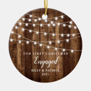 Adorno De Cerámica Rustic Wood Fairy Lights First Christmas Engagemen