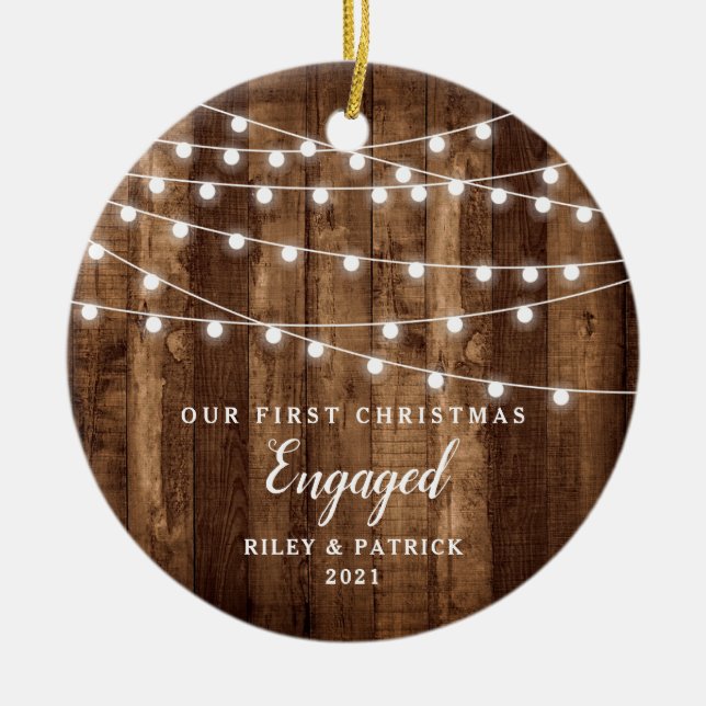 Adorno De Cerámica Rustic Wood Fairy Lights First Christmas Engagemen (Frente)
